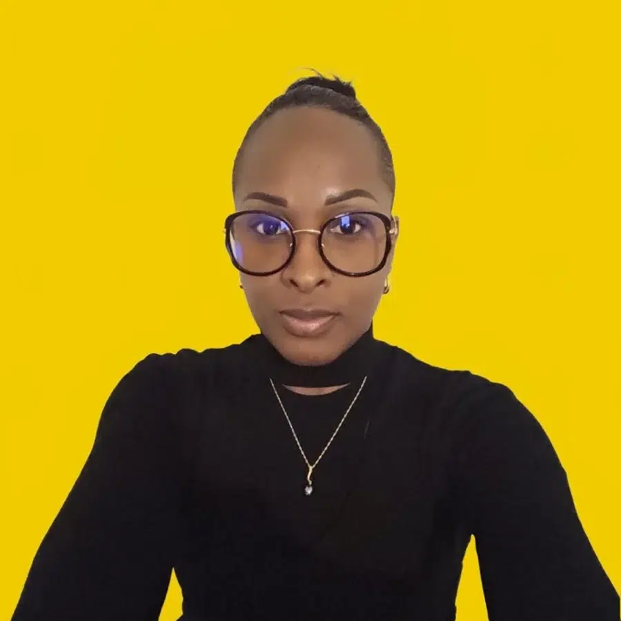 Femme avec lunettes sur fond jaune
