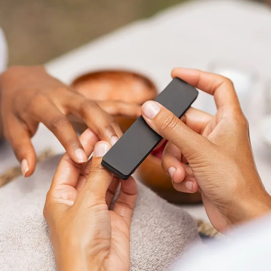 Personne utilisant une lime à ongles.