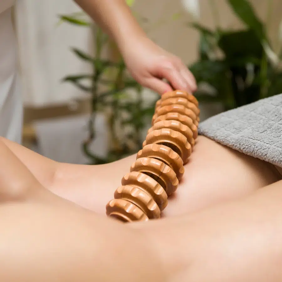 Massage maderothérapie avec rouleau en bois